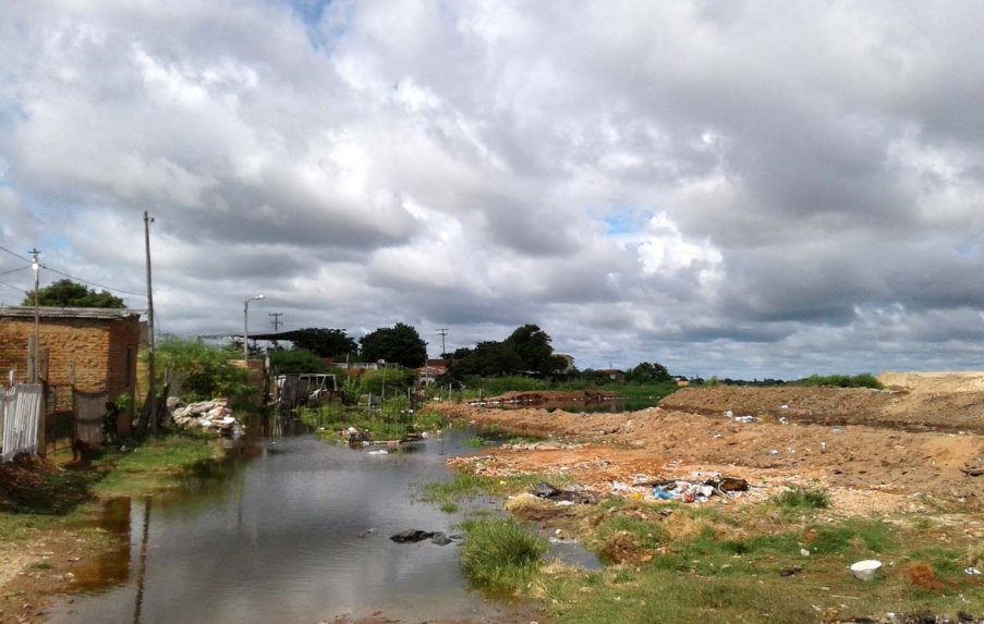 Al menos 100 familias afectadas por crecida del río en zona de bañados