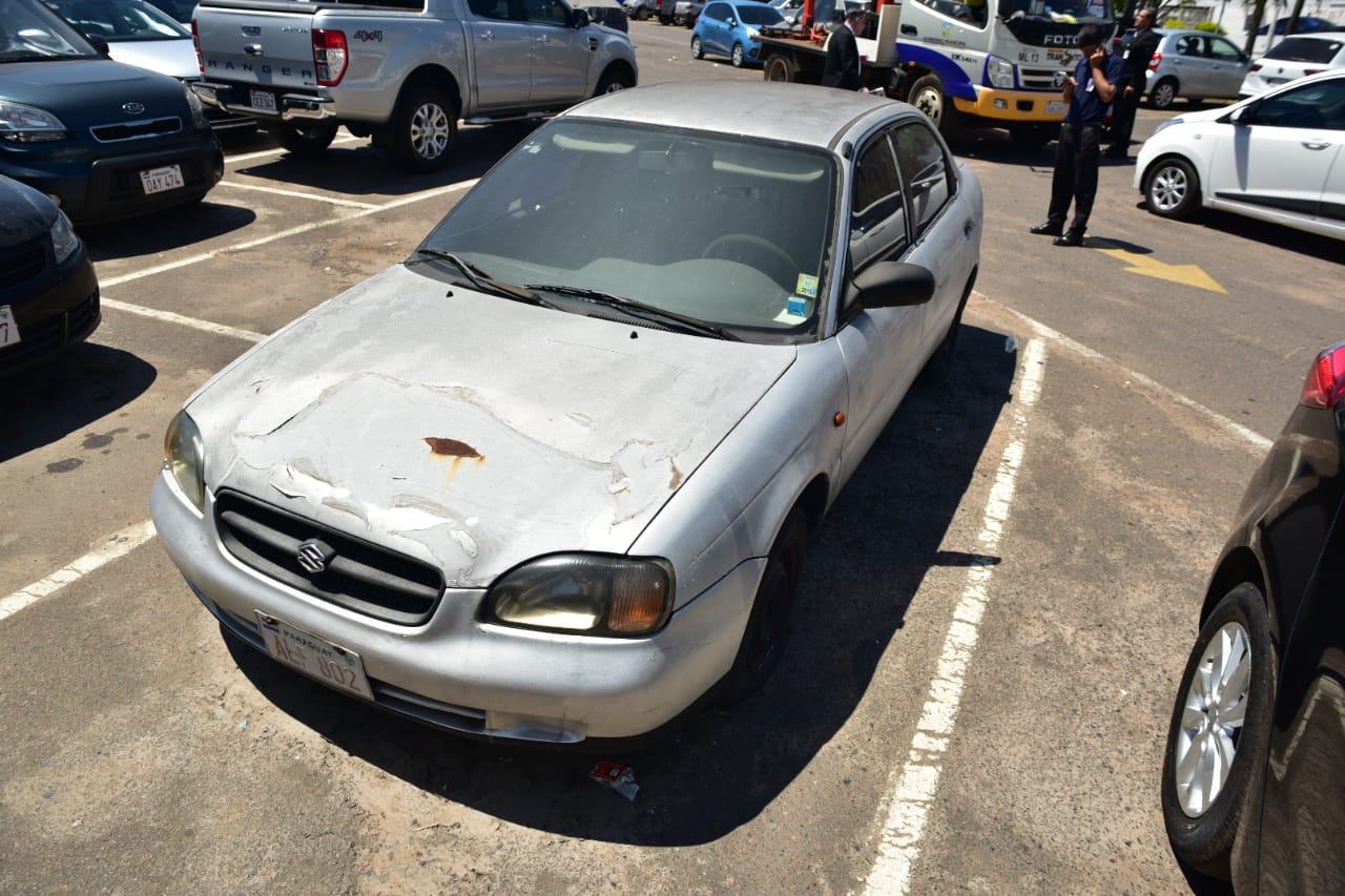 Misterioso: Encuentran abandonado un auto estacionado desde hace 6 años en el aeropuerto