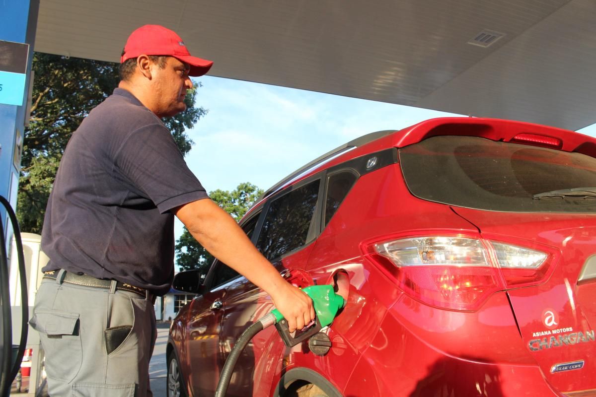Emblemas privados también bajarán precios de combustibles