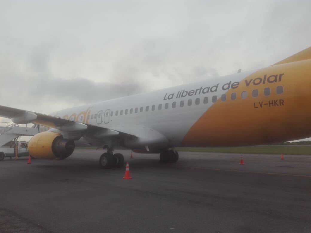 Aeronave de Flybondi realizó aterrizaje de emergencia tras avería en neumático