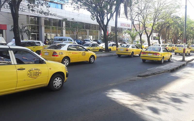 Taxistas inician “enjambre amarillo” en protesta contra MUV y Uber