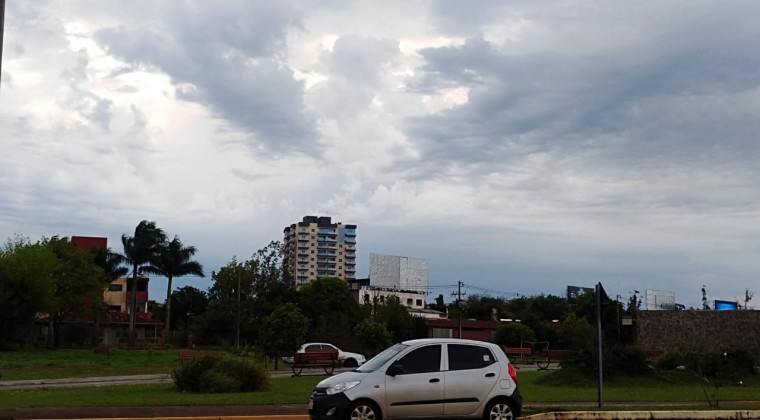 Viernes fresco a cálido y con lluvias dispersas