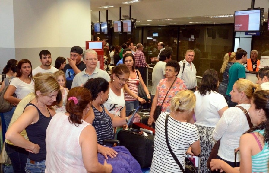 Intenso movimiento en aeropuerto Silvio Pettirossi por compatriotas que vienen del exterior