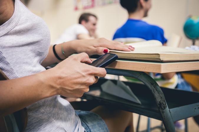 Senado postergó tratamiento de proyecto que restringe uso de celulares en clases