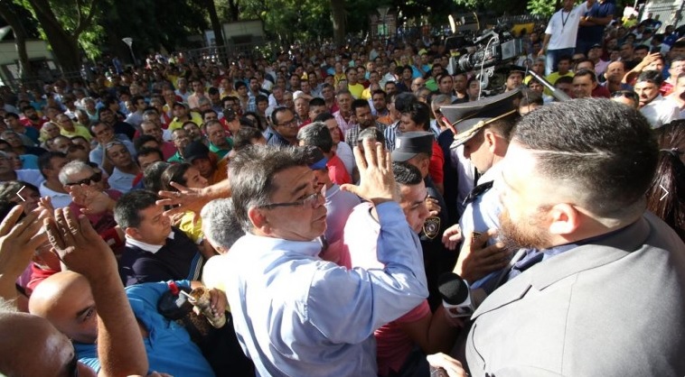 Taxistas agredieron y golpearon a periodista durante manifestación