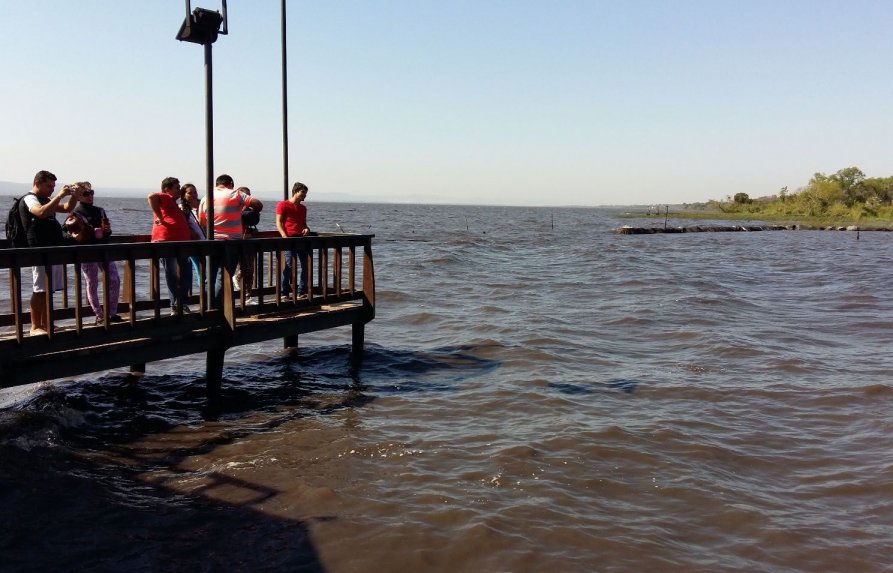 Autoridades piden a ciudadanía que no se bañe en las contaminadas aguas del lago Ypacaraí
