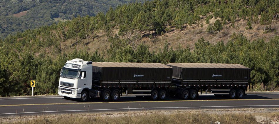 Camioneros celebran rechazo a ingreso de bitrenes