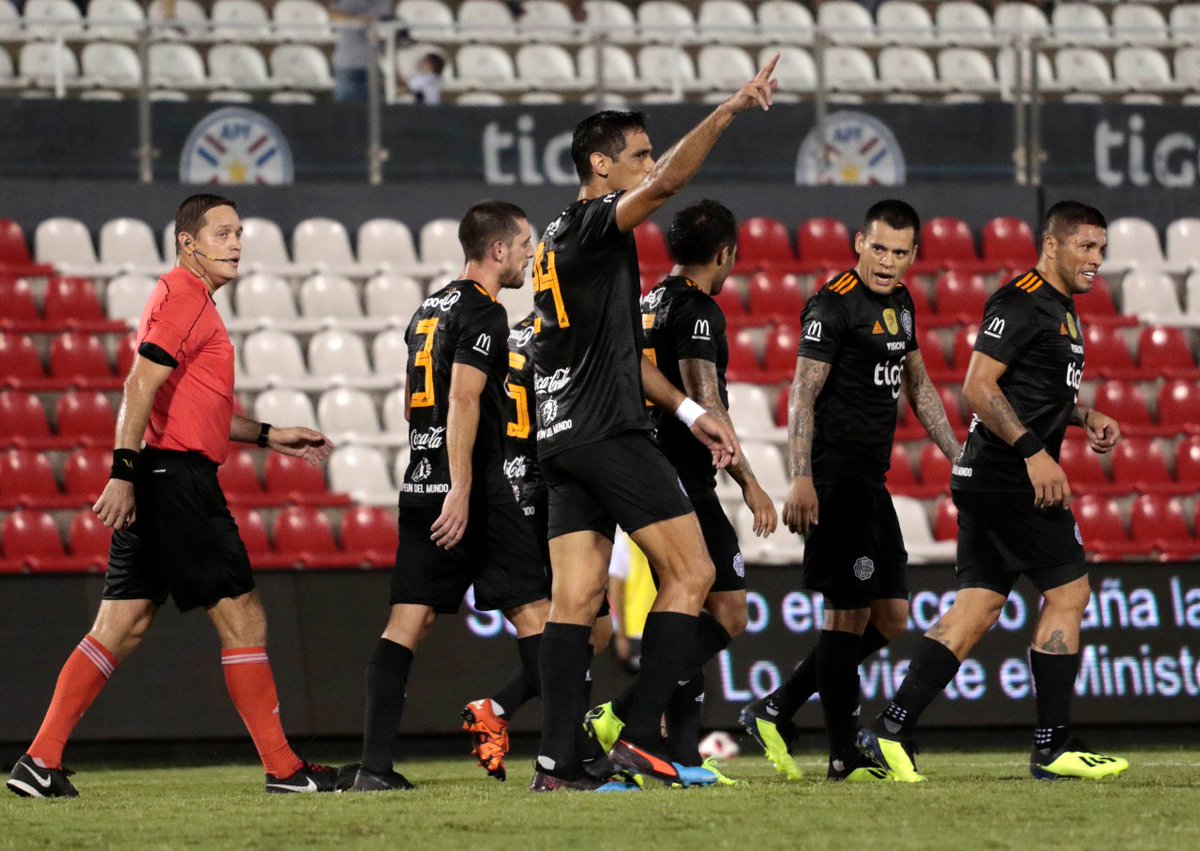 Olimpia se quedó con el clásico blanco y negro