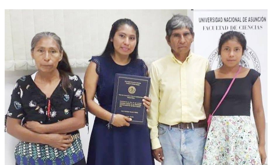 Ejemplo para todos: Joven indígena se recibió de licenciada