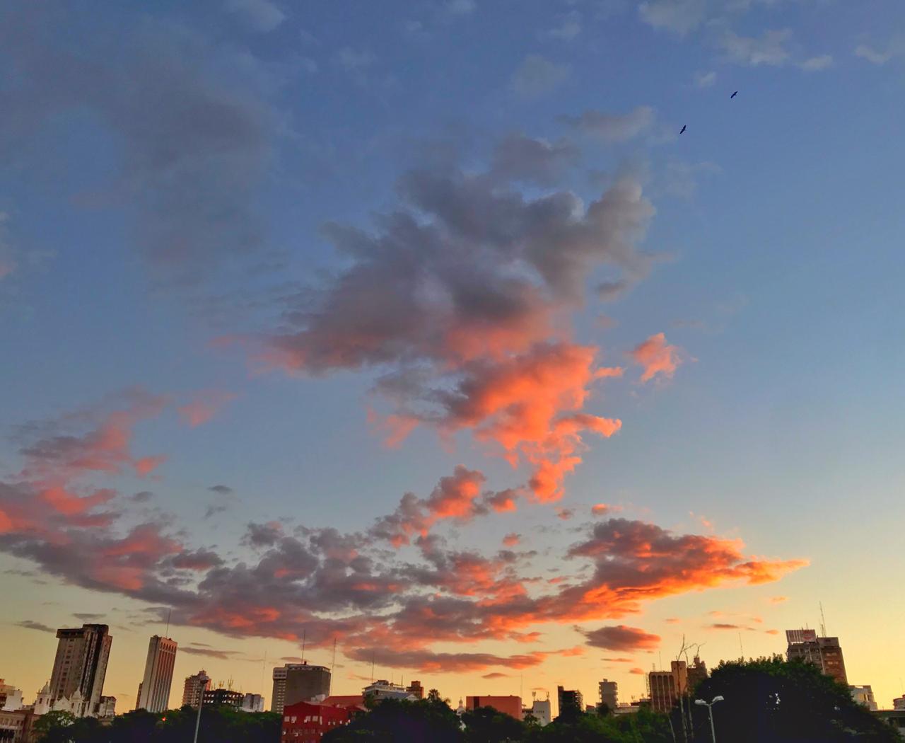 Anuncian lunes cálido y con lluvias dispersas