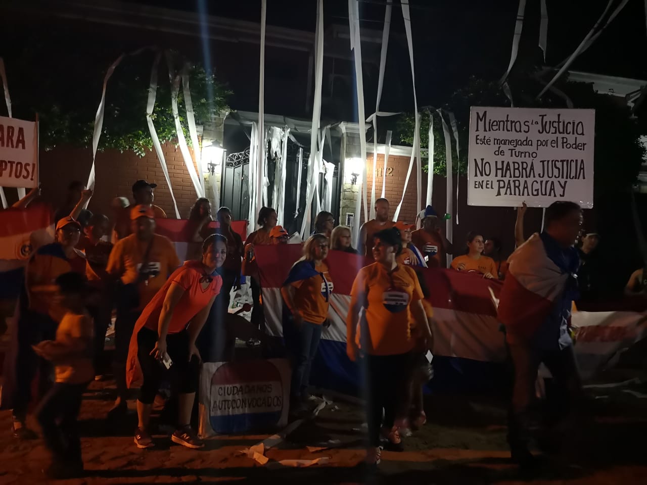 Enorme escrache frente a casa de Enrique Bacchetta exigiendo su renuncia