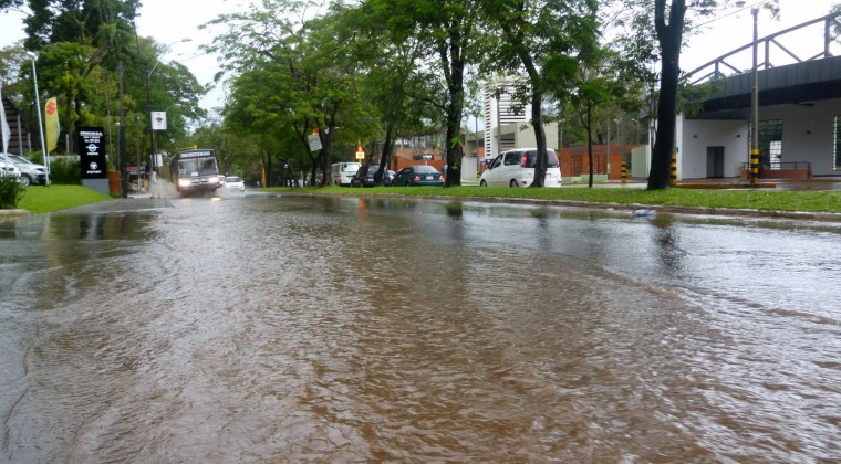 Campus de la UNA inundada por raudales