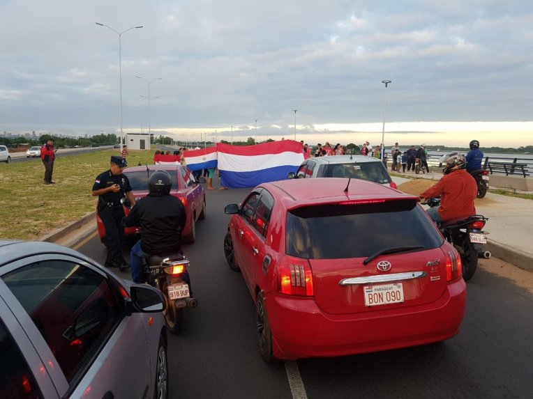 Bañadenses bloquean Costanera Norte