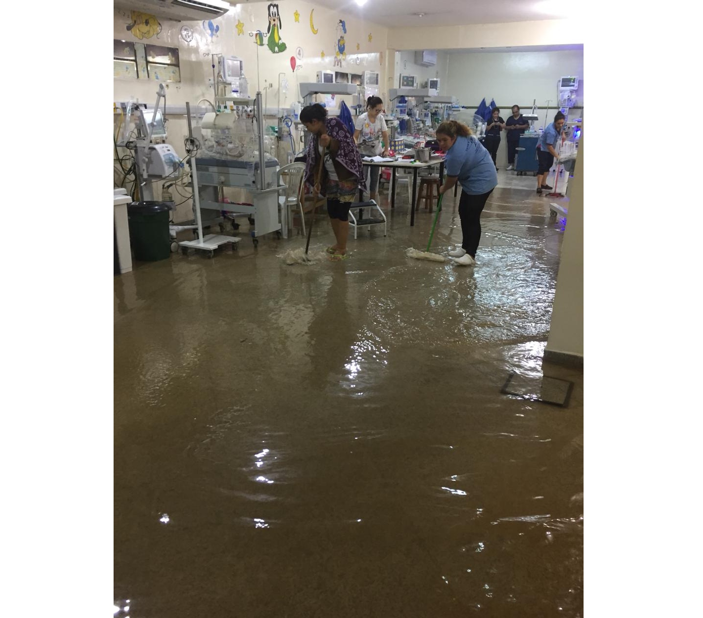 Desborde de arroyo a causa de lluvias provoca inundación en Hospital de Calle’i
