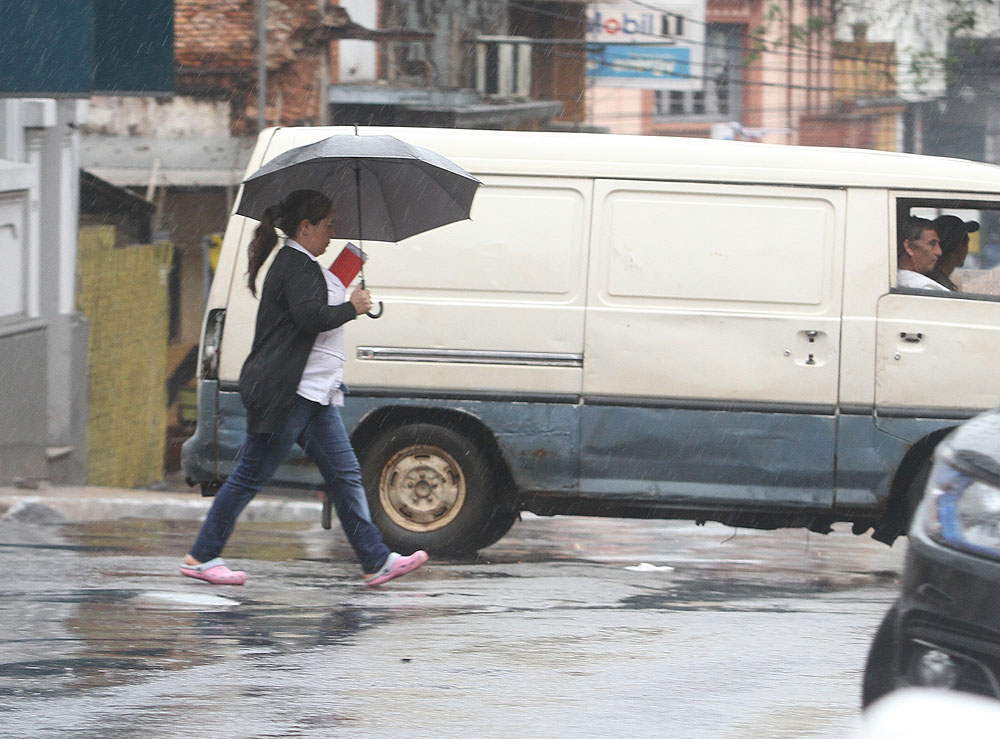 Pronostican lunes cálido y con lluvias dispersas