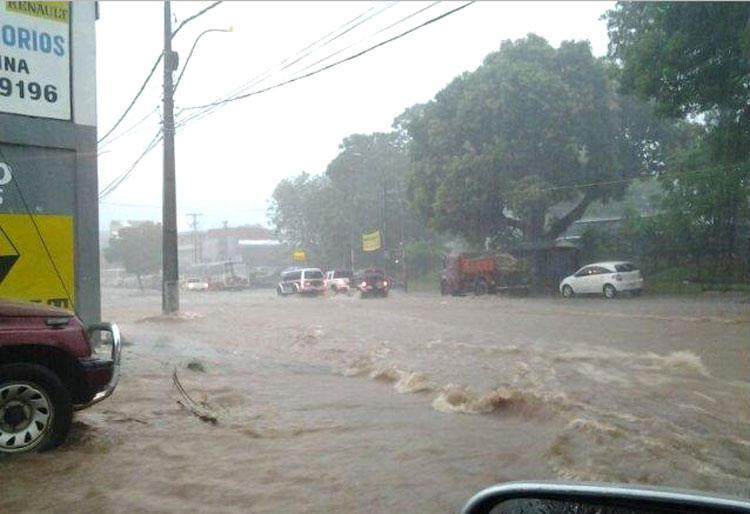 Seguirán intensas lluvias durante el domingo