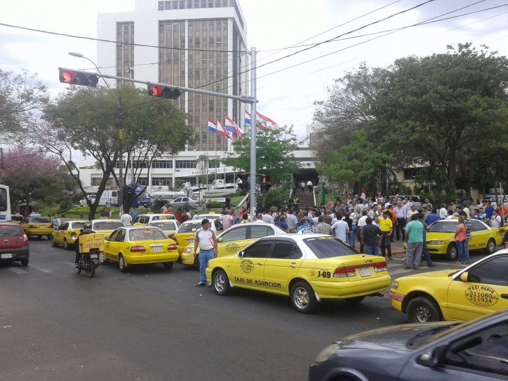 Taxistas reiteran negativa a abrir libre competencia