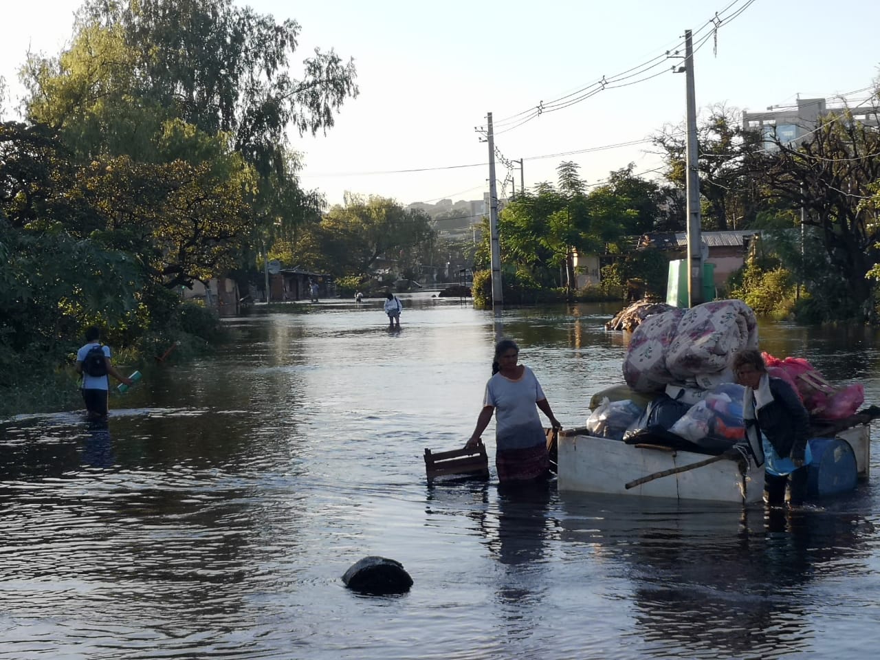 Pobladores del bañado Norte abandonan sus hogares