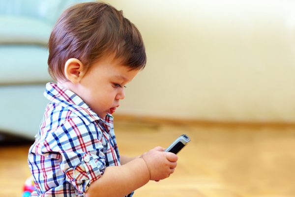 La OMS recomienda no dar pantallas electrónicas a niños menores de 1 año