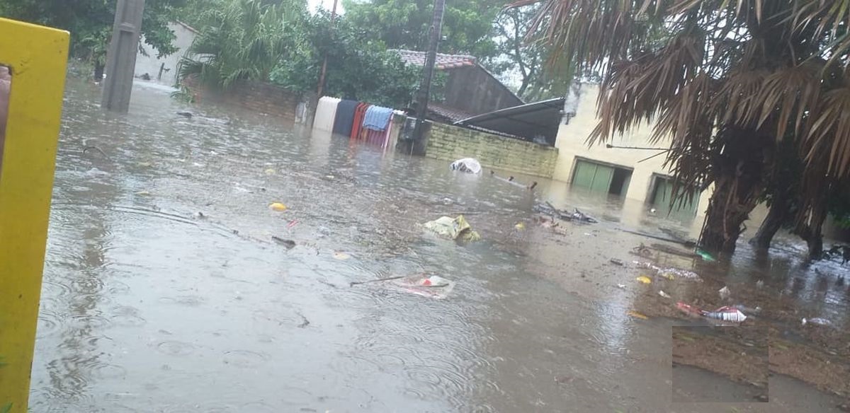 Torrenciales lluvias dejan un muerto y agravan inundaciones