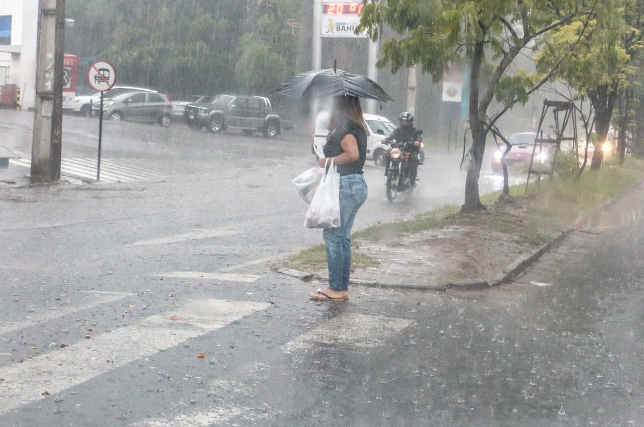 Jueves cálido y lluvioso, pronostica Meteorología