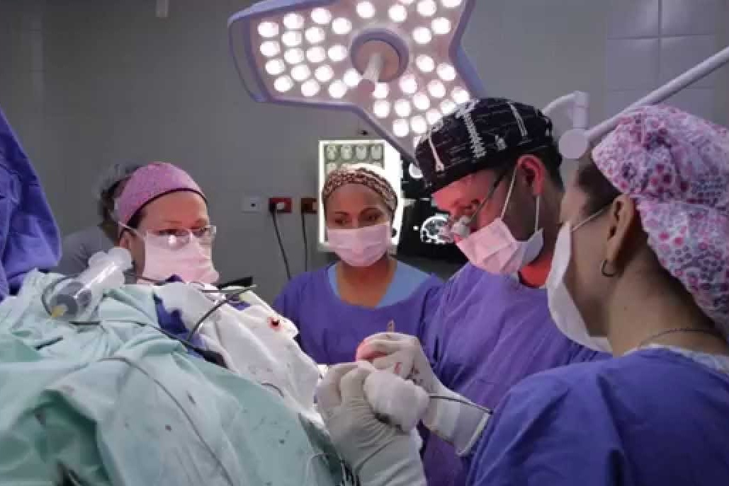 Exitosa primera cirugía cerebral con paciente despierto