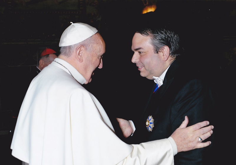 Ejecutivo destituye a embajador en El Vaticano