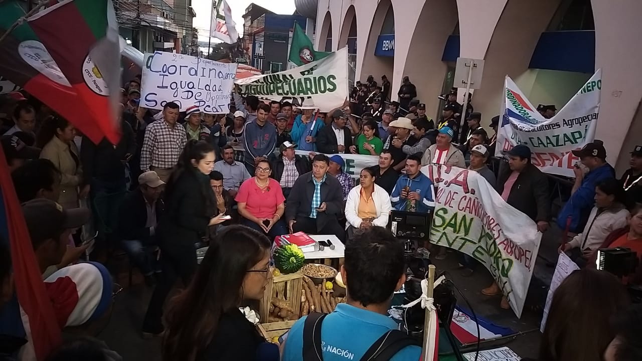 Campesinos se reúnen con titular de Congreso mientras lamentan silencio de Gobierno