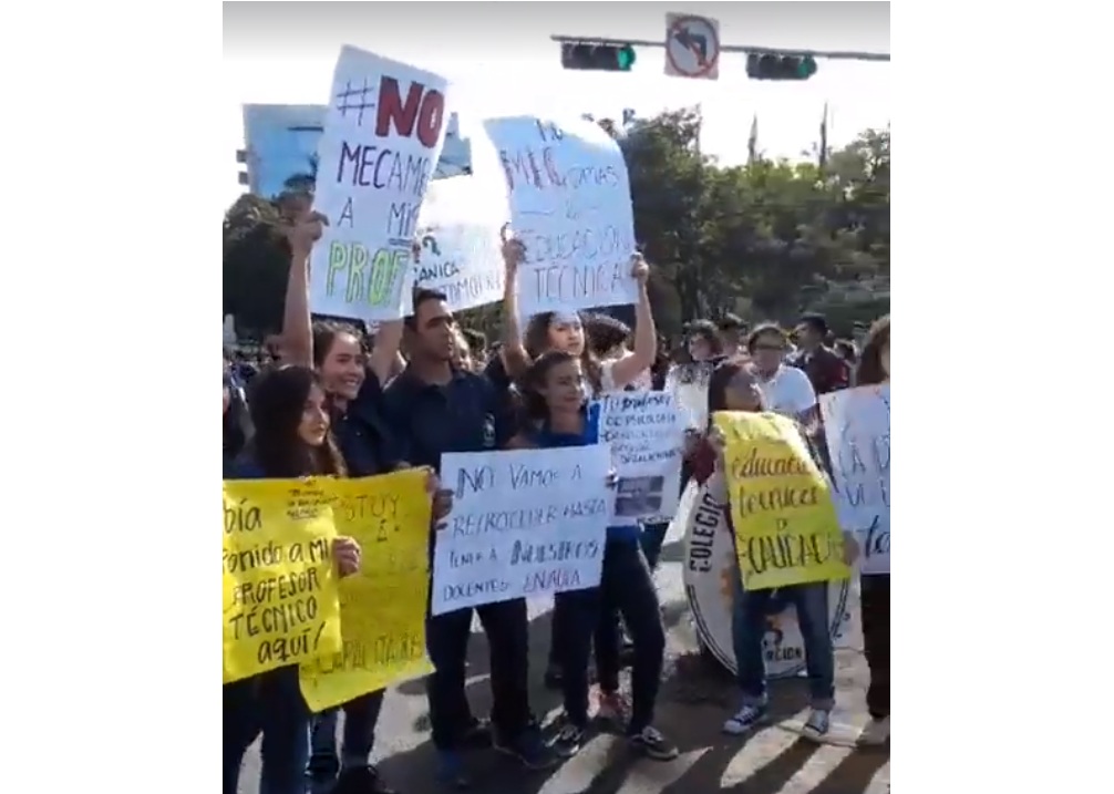 Estudiantes cierran avenida exigiendo al MEC cobertura total de rubros docentes