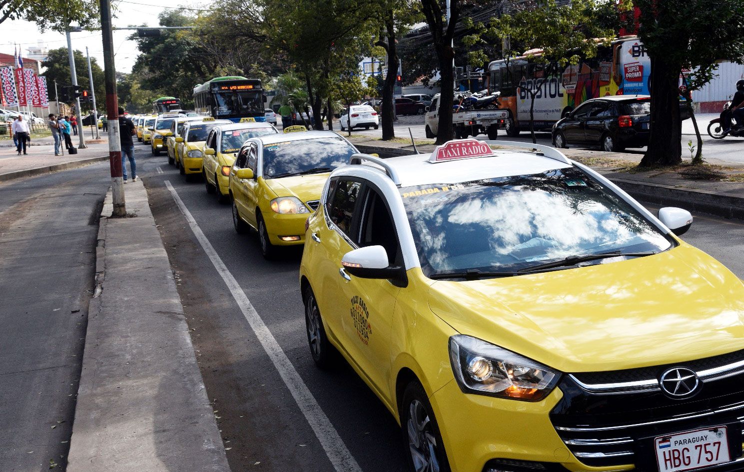 Taxistas piden normativa “igual para todos”