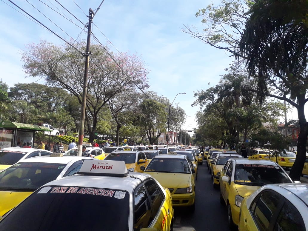 Taxistas levantan medida de fuerza