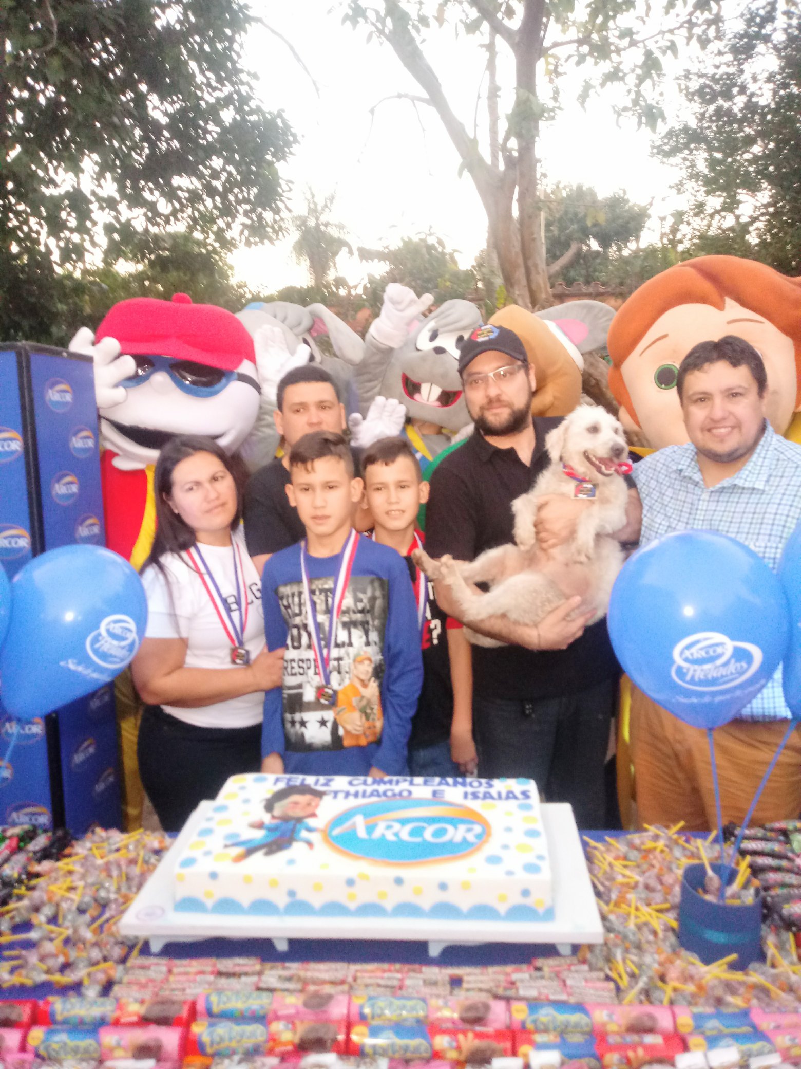 Final feliz para los mellizos: “Firulais” se portó y se realizó un gran festejo de cumpleaños solidario