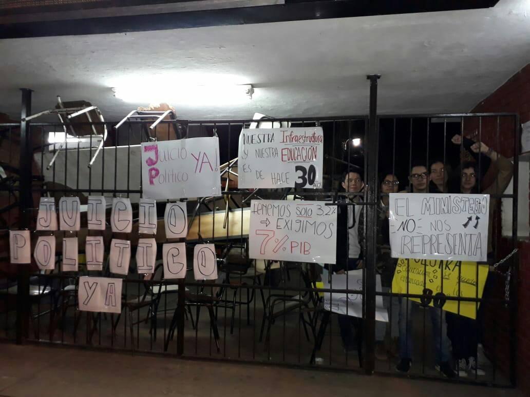 Estudiantes toman colegios y exigen juicio político para Abdo y Velázquez