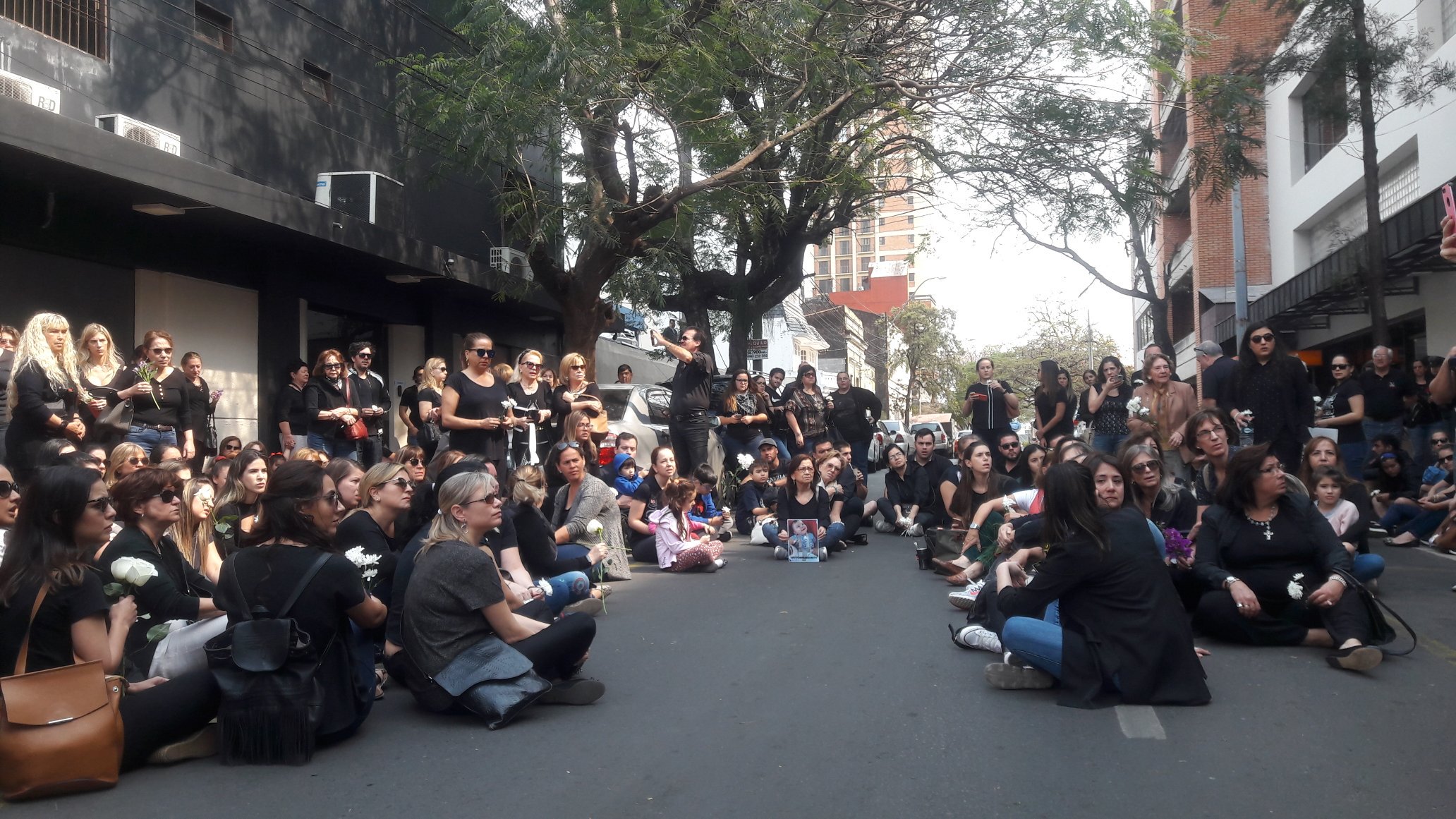 Sentata frente a sanatorio pidiendo justicia para Renato