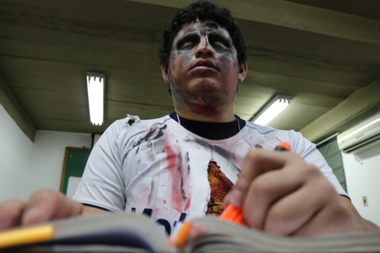 Universitarios convocan a manifestación contra “educación zombie”