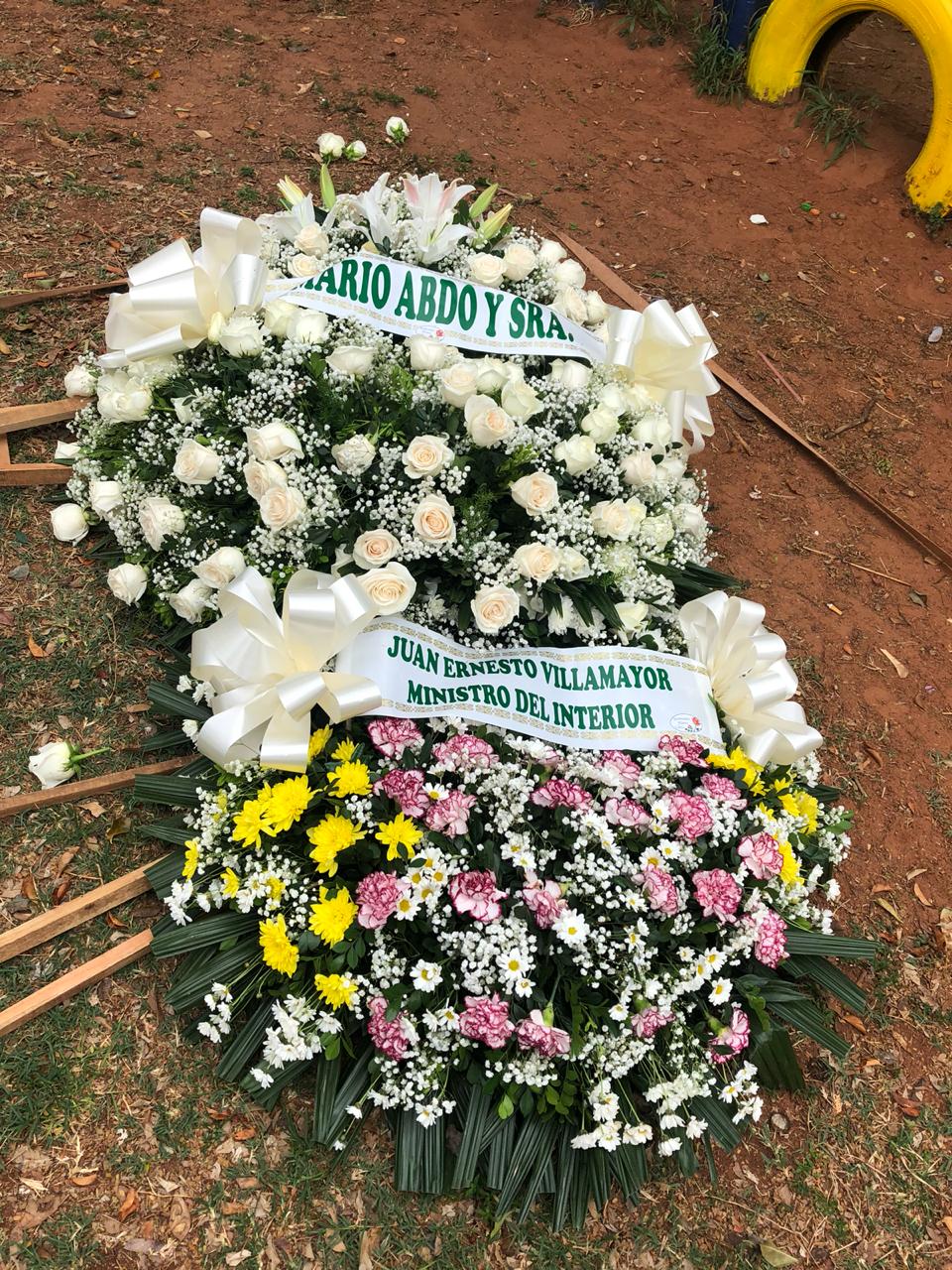 Familia de comisario rechaza y tira coronas de flores enviadas por Villamayor y Abdo