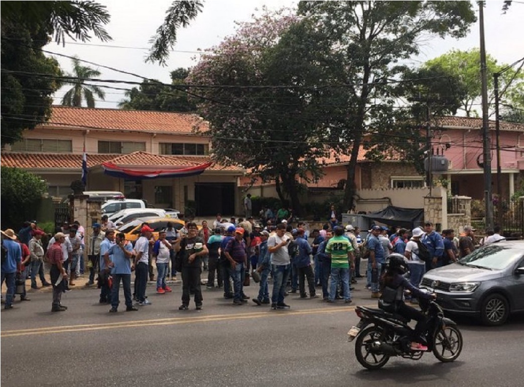 Funcionarios de ACEPAR continúan protesta frente a Procuraduría