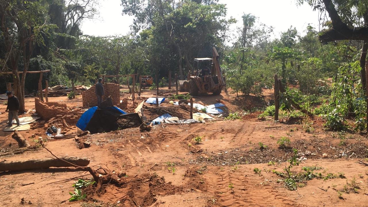 Desalojan a más de un centenar de familias ocupantes de terreno en J. Augusto Saldívar