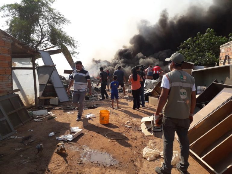 Incendio consumió viviendas en la laguna Cateura