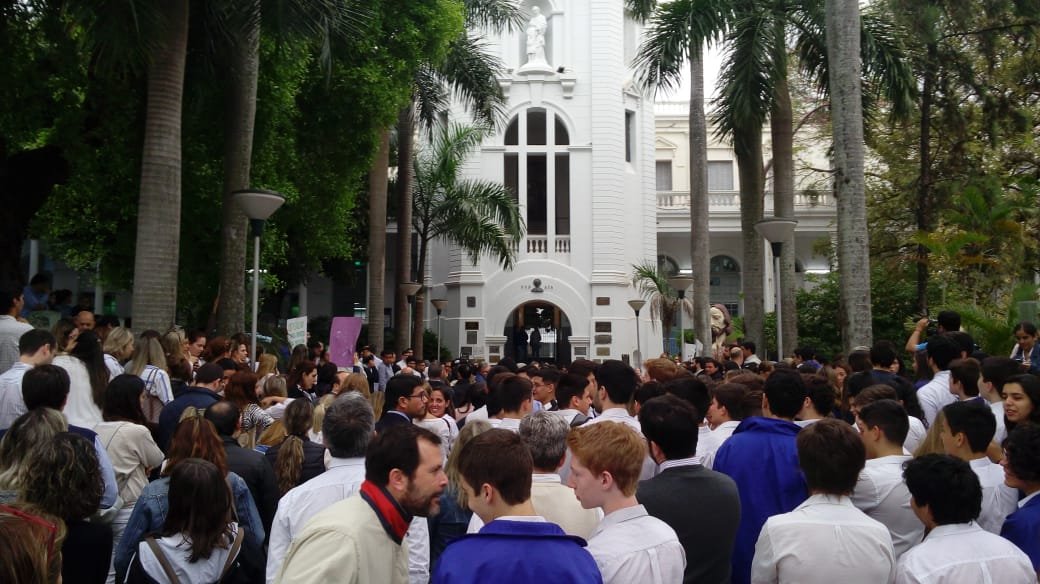 Padres y alumnos del Colegio San José se manifiestan exigiendo renuncia de administradora