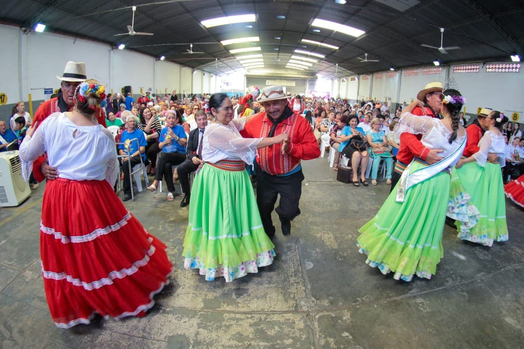 Con música y baile, adultos mayores celebraron su día