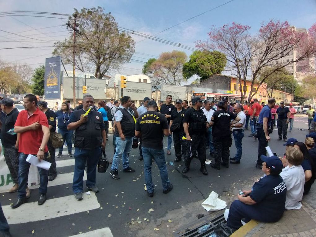 Guardiacárceles acatan orden judicial, pero anuncian apelación