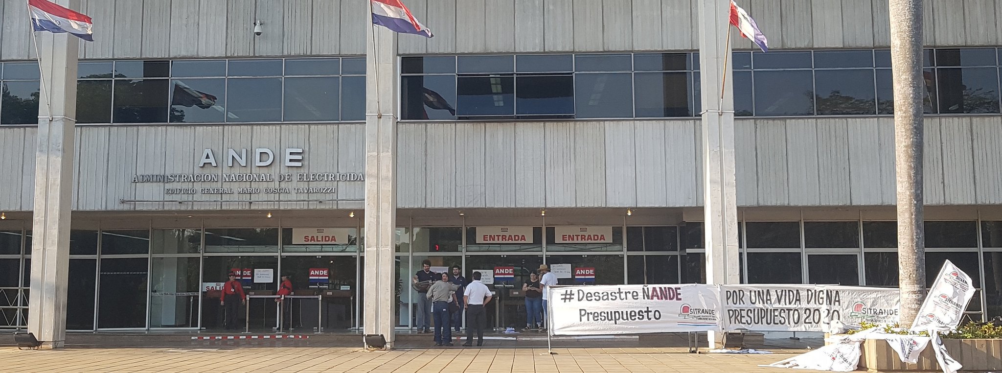 Funcionarios de ANDE protestan en reclamo de mayor presupuesto