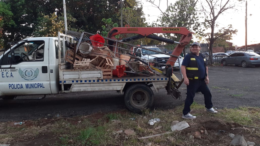 Cuidacoches en la mira: PMT retira cajas “señalizadoras” de estacionamiento