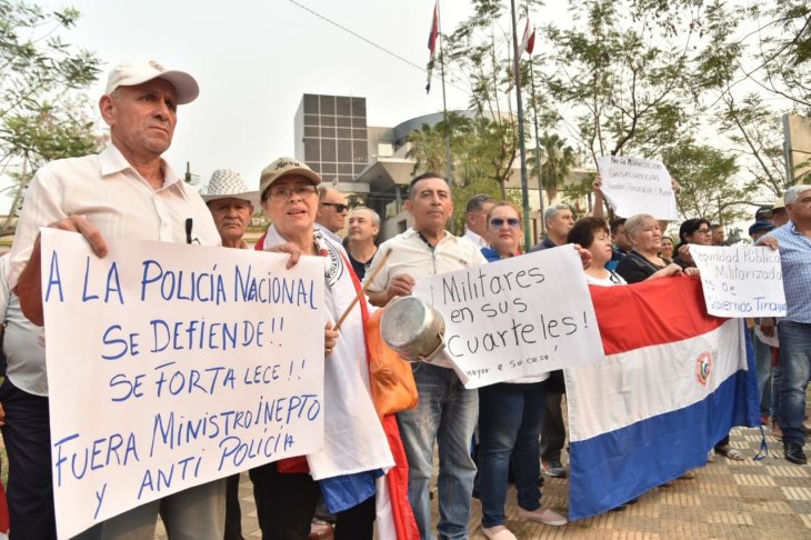 Policías retirados se concentran frente a Parlamento por interpelación a Villamayor
