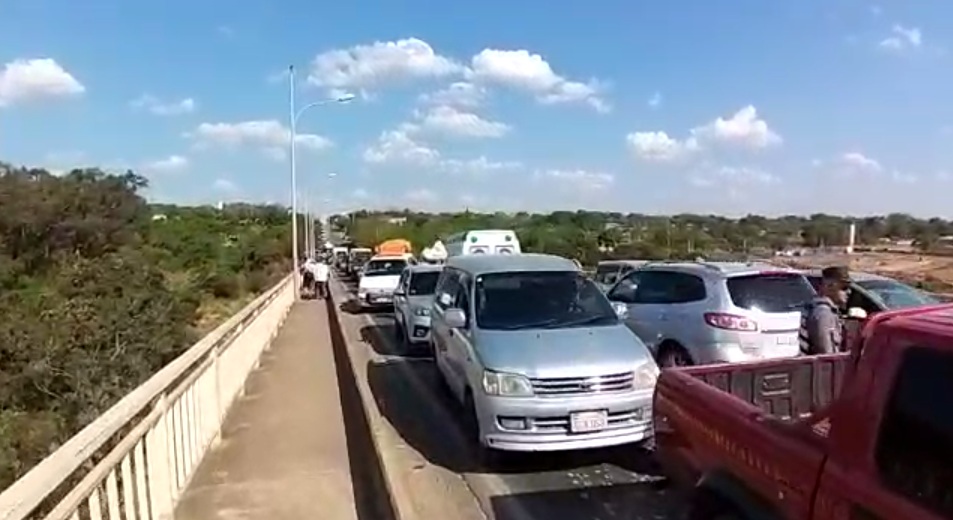 Puente Remanso permanece bloqueado por protesta de indígenas