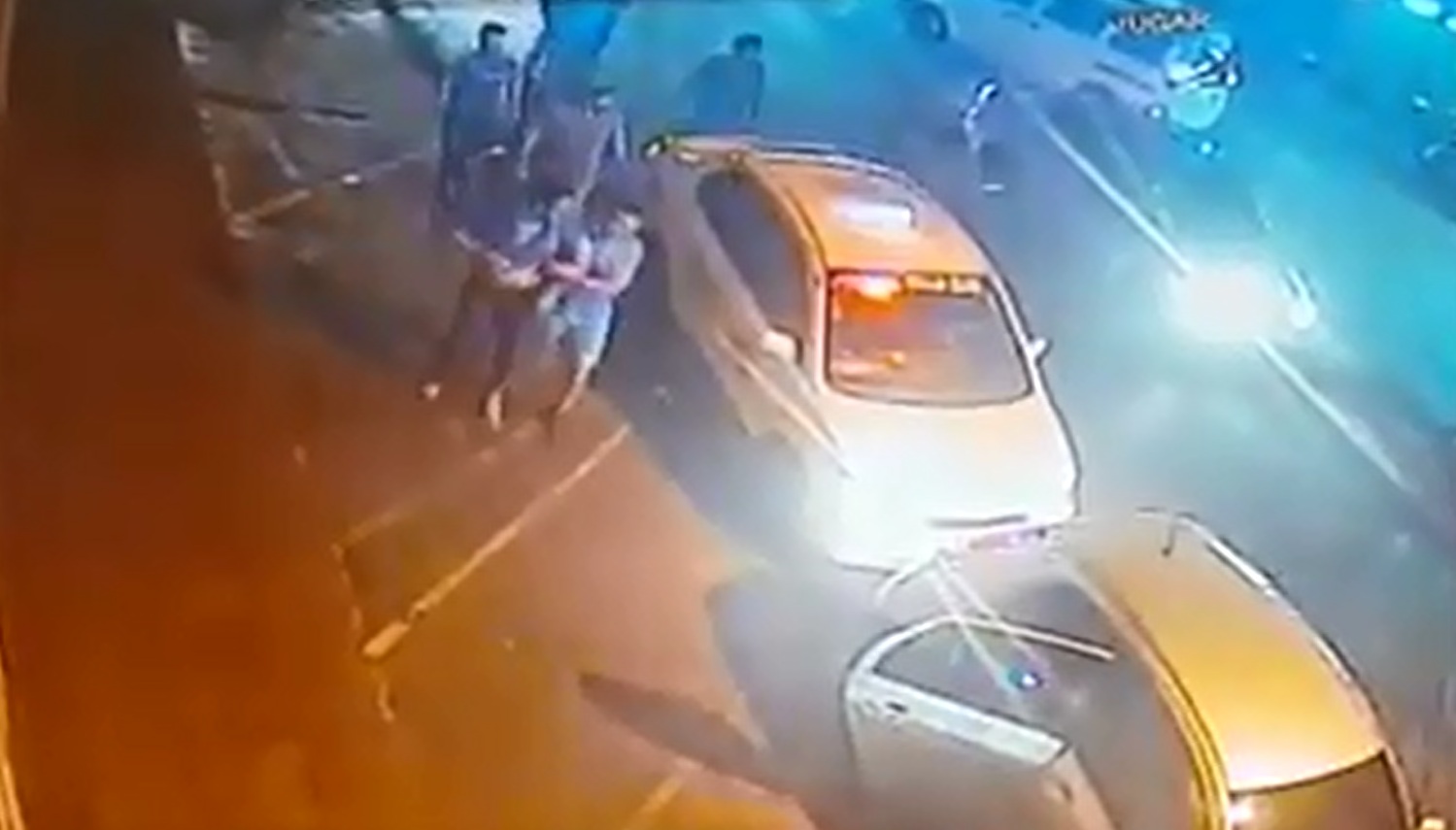 Taxistas atacan y someten a golpes a conductor de Uber 