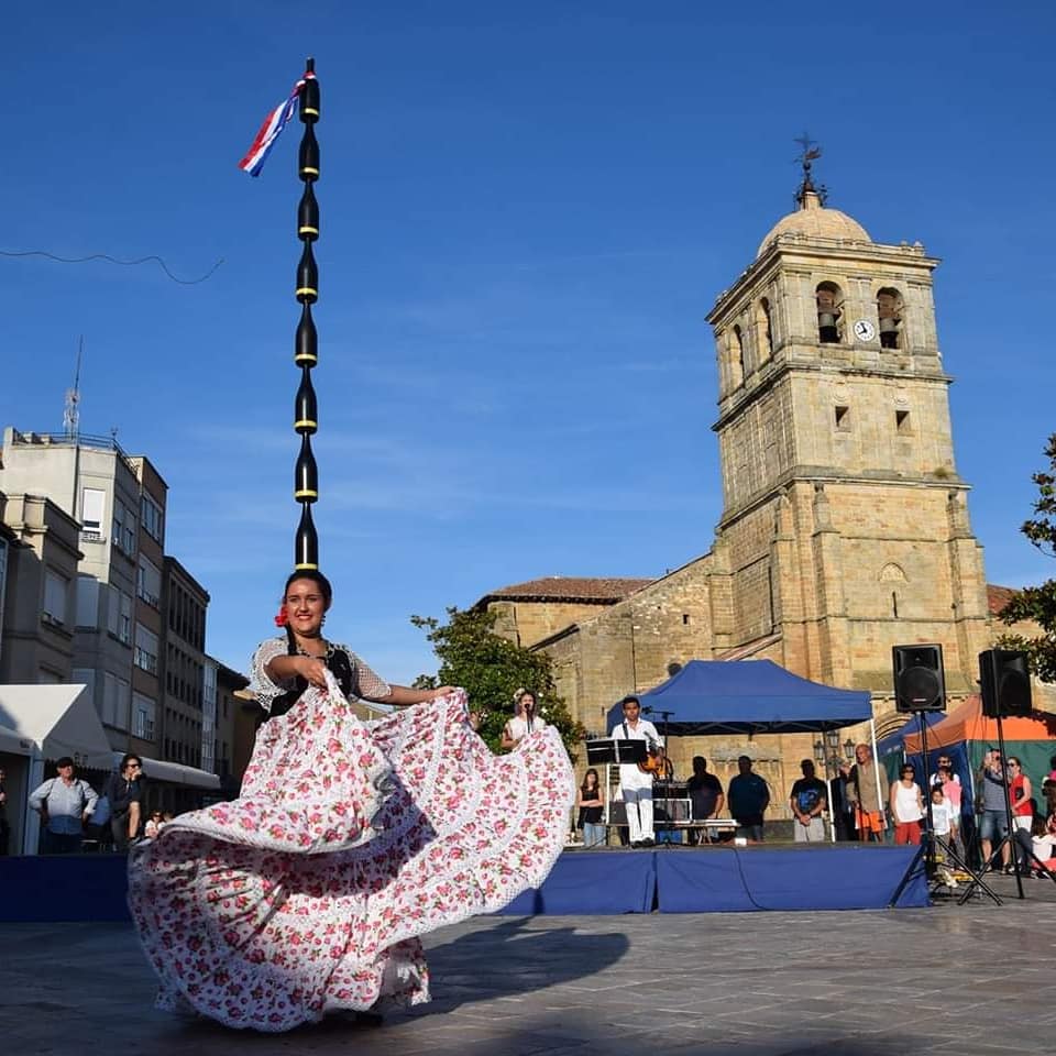 Erika Vega sorprendió en España con la danza paraguaya con diez botellas en la cabeza