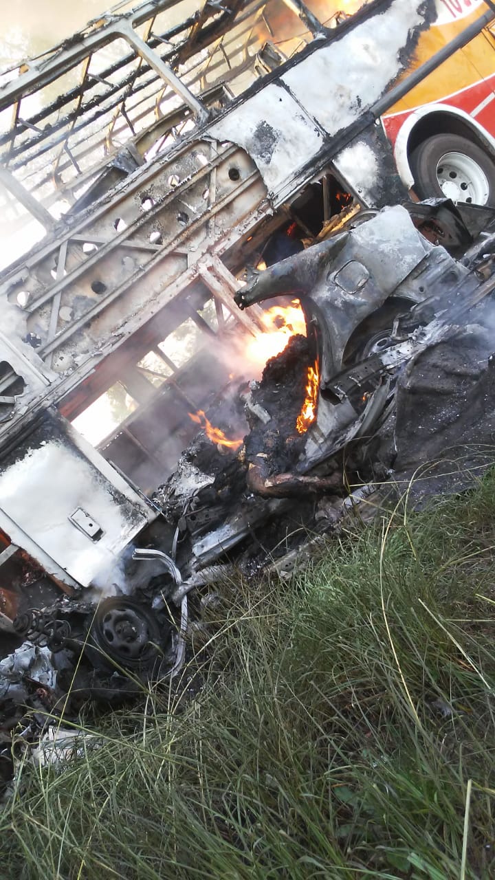 Fatal choque entre colectivo y automóvil deja dos muertos en Itapúa