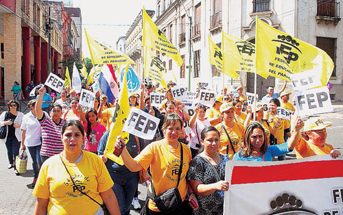 Docentes van a paro presionando por reajuste salarial